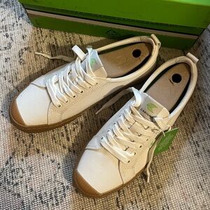 Cariuma Oca Low gum canvas shoes